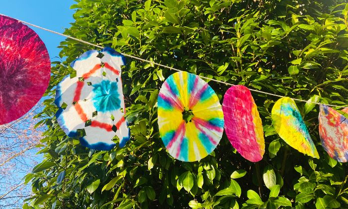 Für mehr Farbe und gute Laune – Suncatcher aus Filterpapier. © Janina Mogendorf